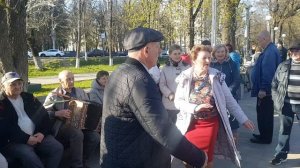 20260503 Фонтан заработал Народная дискотека танцы частушки под гармонь гармошку в парке города Орла
