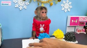 Naughty BiBi makes monster cupcakes