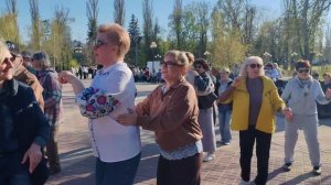 3 мая.Люди встречаются...