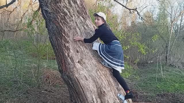 Огромное дерево и тапки :))