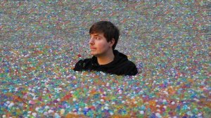 НАПОЛНИЛ ДВОР МИЛЛИОНАМИ ШАРИКОВ ОРБИЗ! MRBEAST МИСТЕРБИСТ НА РУССКОМ мистер бист на русском
