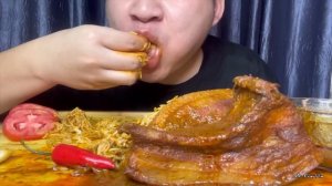 Мужик ест свинину и рис руками. Мукбанг. Китайцы едят на камеру. 🍜 много еды