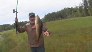 ДЛИННАЯ УДОЧКА!СПИНИНГ!ДЕД МУХАМОР ПОКАЗЫВАЕТ КЛЁВЫЕ МЕСТА! ЛОВИМ ДЕДУ НА УХУ!