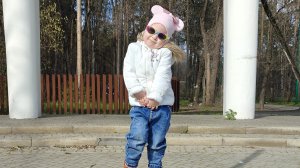 Алиса  кормит птичек и гуляет в парке. Май. Тепло. Красота