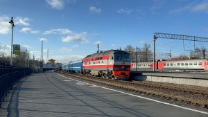 «Новый ПИД Тапок» Тепловоз ТЭП70-0373 с пасс.поездом на Витебском вокзале, 2026 год