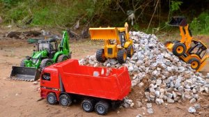 3 экскаватора-погрузчика JCB 5CX,полностью загружающих песок. Грузовик Tata, самосвал|Мультфильм