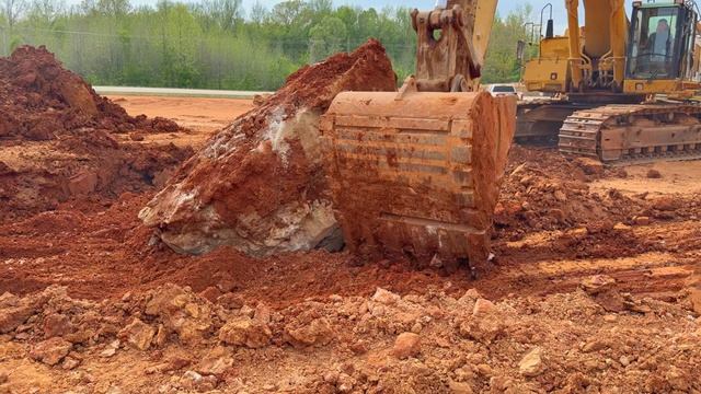 Caterpillar 365C Excavator vs. 80,000+ Pound Boulder Buried Below Grade смотреть онлайн