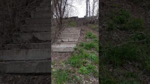 Старый памятник В. В. Талалихину в селе Тепловка Вольского района и территория бывшей сельской школы