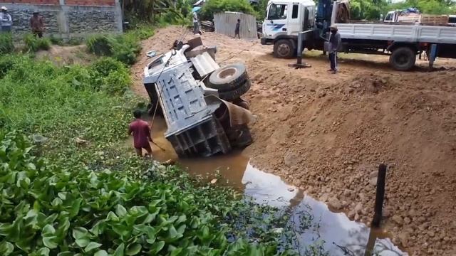 Incredible! Dump Truck Drive Back Uploading Landslide Overturned In The Pond Recovery By Crane Truck