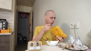 Мукбанг: Сходил в «Пятёрочку». На ужин — курица, каша, печёное яблоко, печенье, сушки.