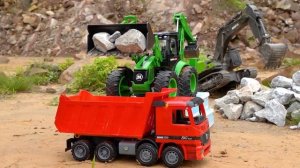 Экскаватор JCB с полной загрузкой,тягач Black Stone,самосвал, авария, вытаскивание крана JCB из реки