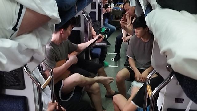 Колоритная сцена в казахстанском поезде.