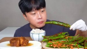 Кореец ест Кимчи с тушеной свиной грудинкой с перцем чили 🍣 большой сет
