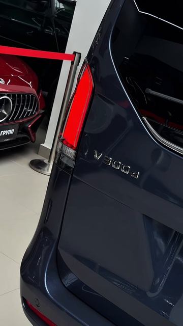 В продаже Mercedes V-class в заказном нереальном цвете!