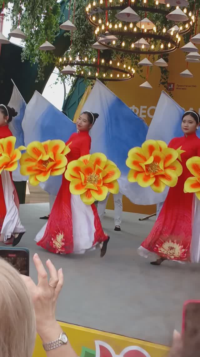 ТАНЕЦ С ЦВЕТАМИ