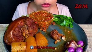 Кореянка ест тушеную свиную ножку. Мукбанг. Китайцы едят на камеру. 🍜 много еды