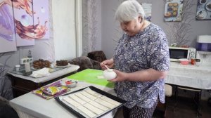 Всю ночь раскатывала послойно тесто для вкусняшек Мама печёт выпечку из теста