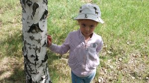 Ева иследует насекомых!