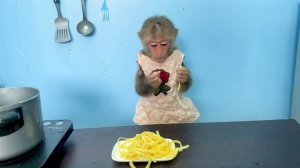 Smart BiBi makes fried eggs