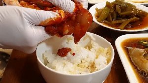 Кореянка ест сырого краба. Мукбанг. Китайцы едят на камеру. 🍣 большой сет