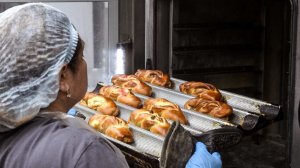 Российским пенсионерам предлагают работать поварами и санитарами