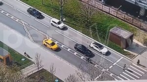 🫣В Москве гонщик на моноколесе решил погоняться за байкером и влетел под машину.