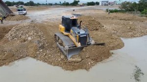 Fantastic Landfill Dozer SHANTUI Pushing Stones into water with Team 25Ton Dump trucks-002