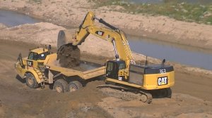 Экскаватор Cat 374D LME грузит самосвалы Cat 735B и John Deere 400D, часть 1