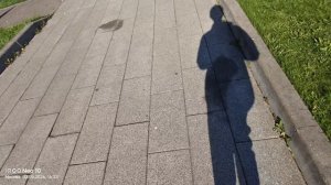 Прогулка на набережной, красиво, шикарный вид на реку. И смешной мальчик гоняющих голубей и т.д.