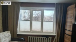 Компактные и функциональные шторы плиссе на окна первого этажа для обеспечения приватности.