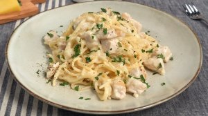 Спагетти с куриной грудкой и плавленым сыром