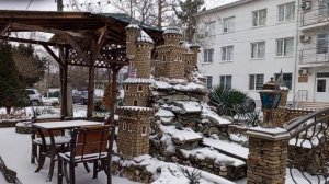 Здание выполнено в стиле средневекового замка