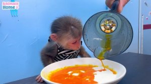 BiBi obedient helps dad make noodles
