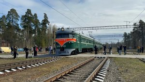 Ретро-электропоезд ЭР2К-901 «Юность» на пл.Сосновая Поляна и ст.Лебяжье, 2026 год