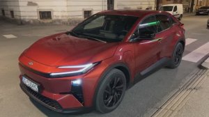 Toyota C-HR+ 2026 ночью — LED-фары, подсветка салона
