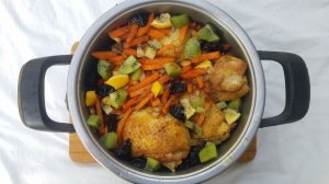 Ароматная курица с черносливом и киви