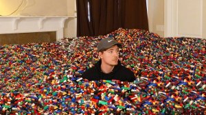 Я ЗАПОЛНИЛ ДОМ ДРУГА 10 МИЛЛИОНАМИ ЛЕГО! MRBEAST МИСТЕРБИСТ НА РУССКОМ