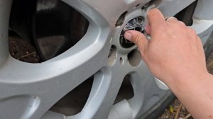 BMW X5 e53. Купил новые колпачки на летние колёса.