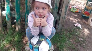 Ева и Папа играют в мяч