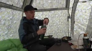 РЫБАЧИМ И НОЧУЕМ В ПАЛАТКЕ НА ДИКОЙ РЕКЕ! Ловим разную рыбу и готовим вкусный ужин. Рыбалка 2025