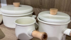 В Фикс прайс классные завалы посуды! Много новинок для кухни. Красивые тарелки, кружки, кастрюли.