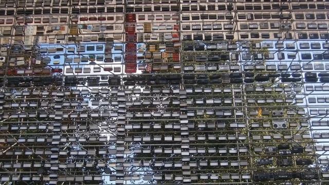Стена вандализма из ретро-радиоприёмников