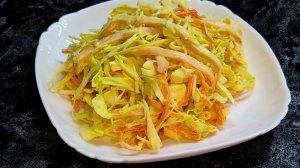 Салат на скорую руку, салат с капустой и кальмарами