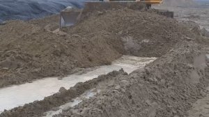 В луже делаем основание для дороги. Работа вахтой на севере.