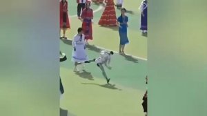 В Китае робот сошёл с ума и едва не избил танцовщиц на празднике.

Андроид Unitree словил шизу и нач