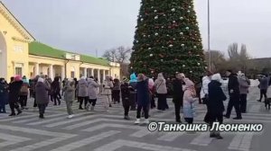 Танец возле елки, флешмоб