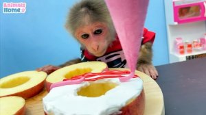 Smart BiBi helps dad make fruit donut cakes