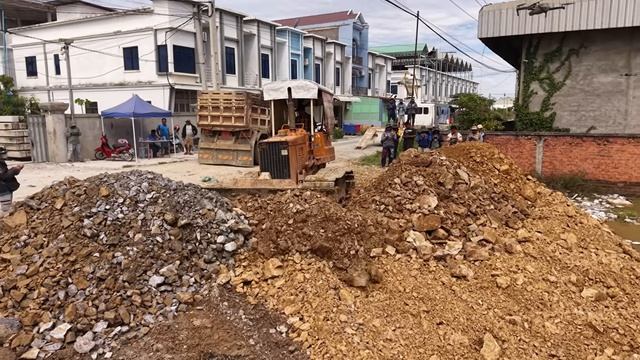 Awesome First Start New Landfill Project By Expert Skill Operator KOMATSU Dozer D31P Pushing Rock смотреть онлайн