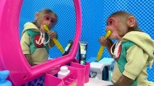 BiBi obedient helps dad take care of monkey baby Obi