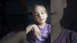 поём и показываю свои рисунки на планшете